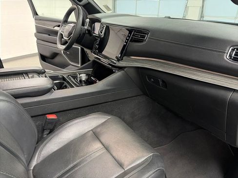 Used 2022 Jeep Wagoneer Series II AWD/4WD image 12