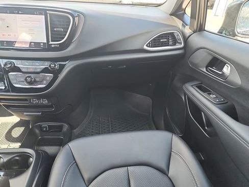 Used 2025 Chrysler Voyager LX FWD image 11