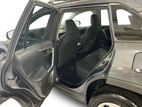 Used 2021 Toyota RAV4 LE AWD/4WD image 8