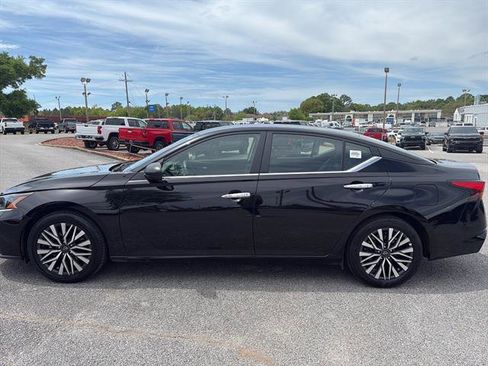 Used 2024 Nissan Altima 2.5 SV image 3