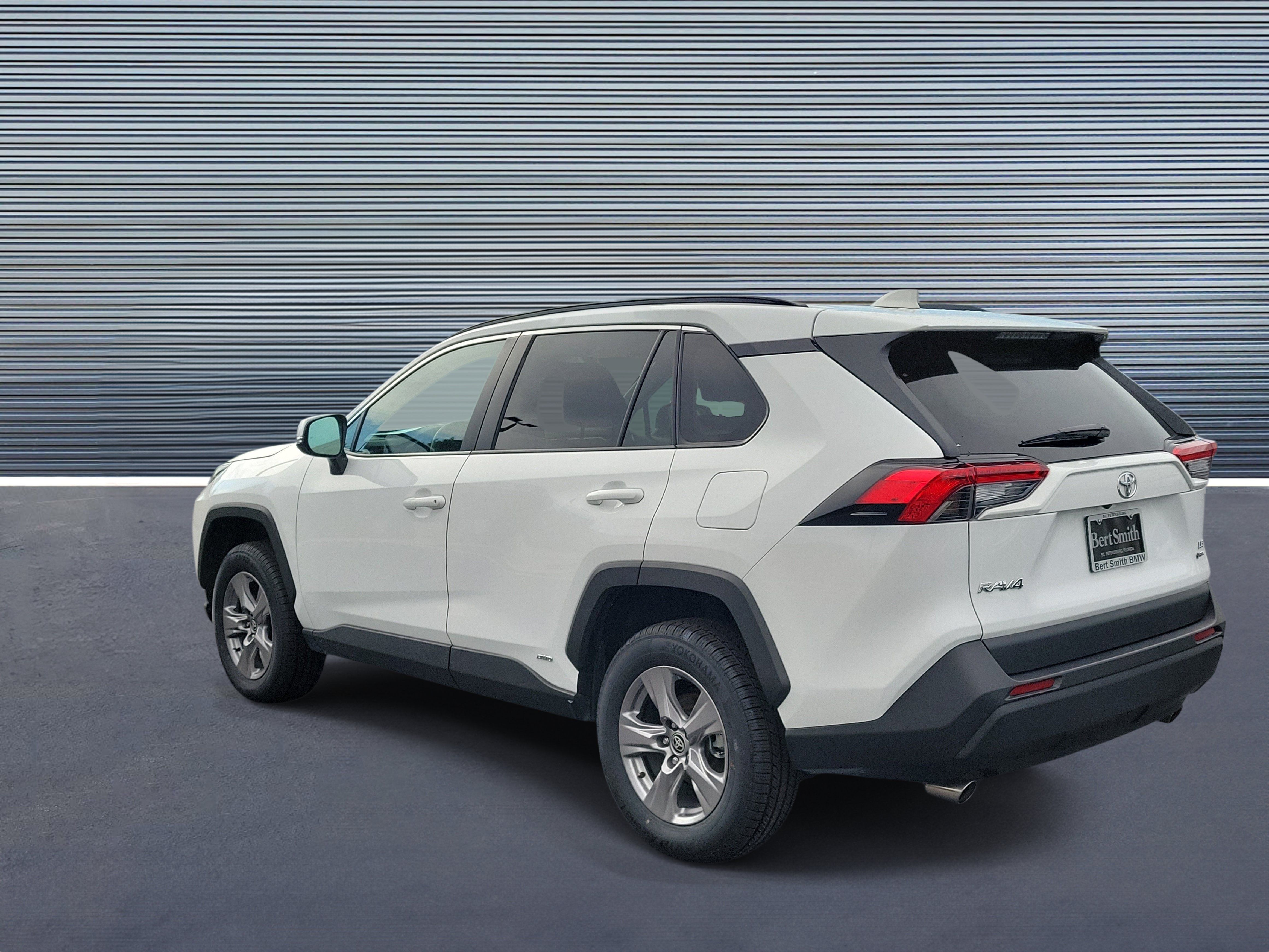 Used 2025 Toyota RAV4 LE AWD/4WD image 4