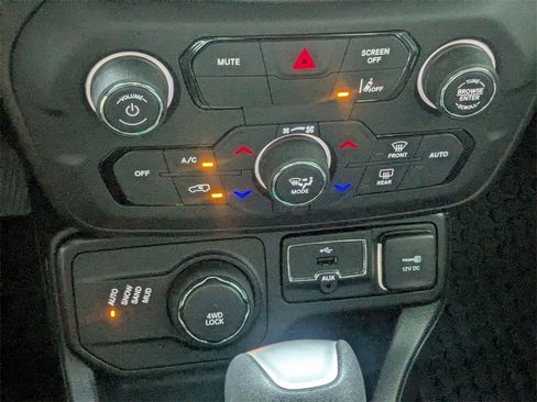 Used 2021 Jeep Renegade Sport image 23