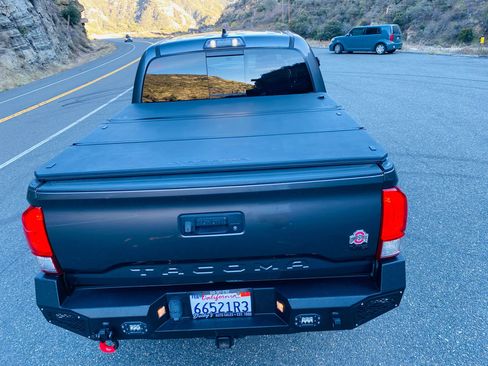 Used 2017 Toyota Tacoma TRD Sport w/ Premium & Technology Package image 29