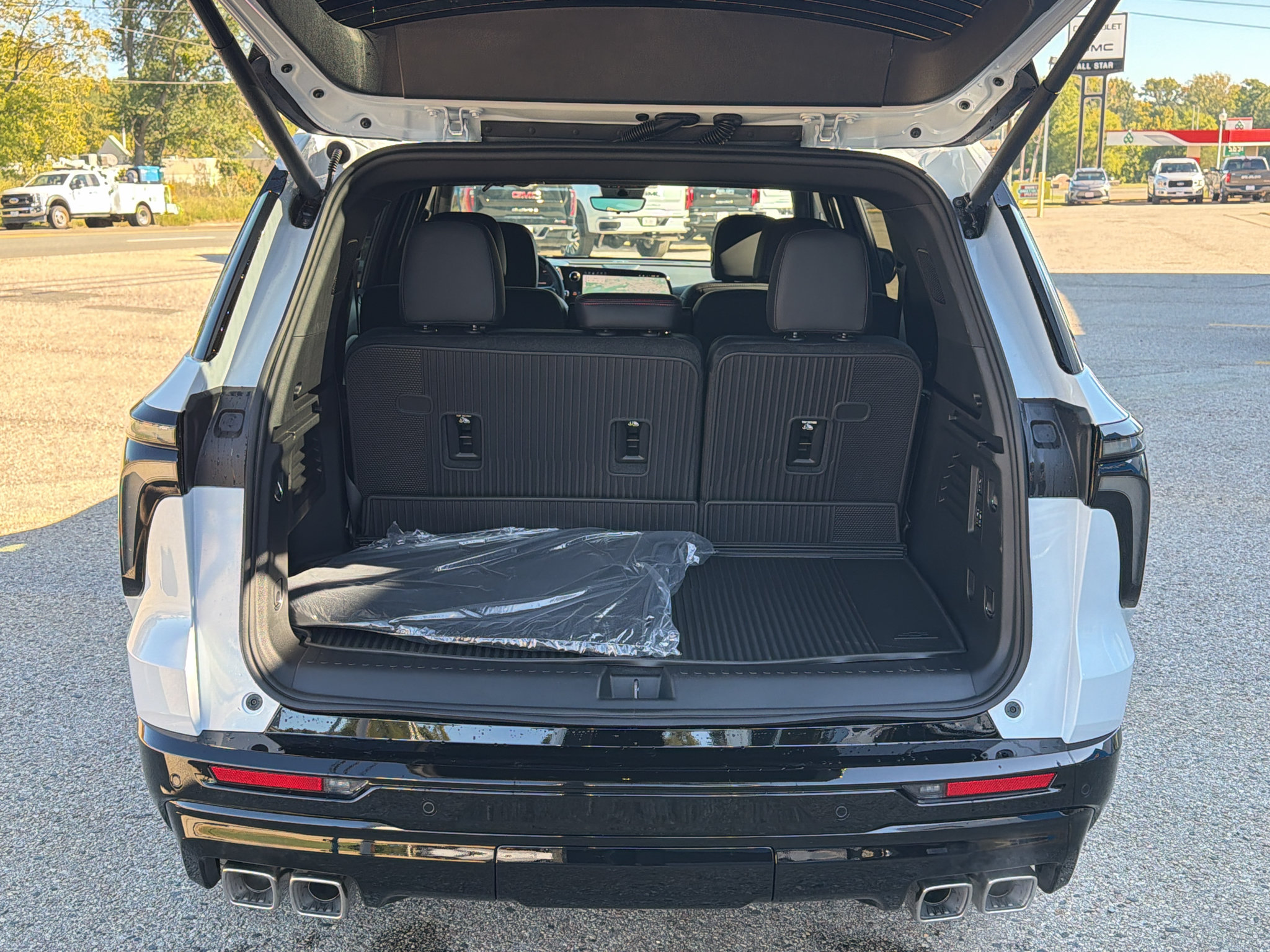 New 2027 Chevrolet Traverse RS w/ LPO, Floor Liner Package FWD image 10