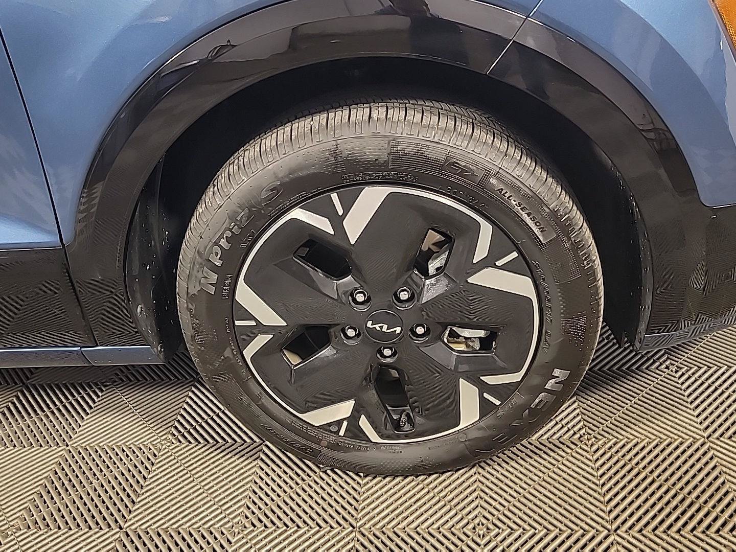 Certified 2025 Kia Niro Wind w/ Wind Preserve Package FWD image 3