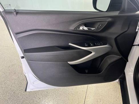 Used 2025 Chevrolet Trax RS w/ Sunroof Package FWD image 20