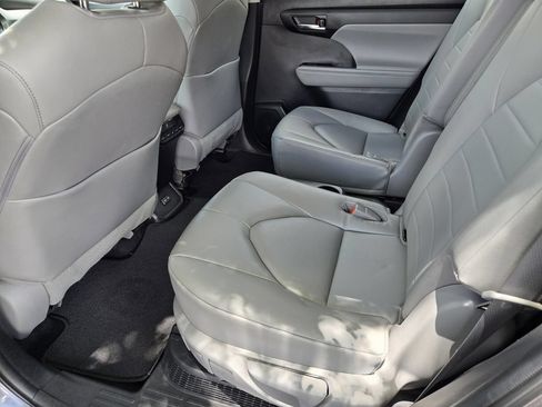 Used 2023 Toyota Highlander XLE AWD/4WD image 19