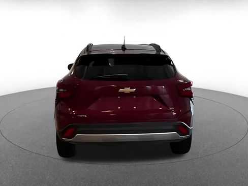 Used 2025 Chevrolet Trax LT w/ LT Convenience Package FWD image 12