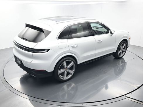 Certified 2025 Porsche Cayenne AWD/4WD image 38