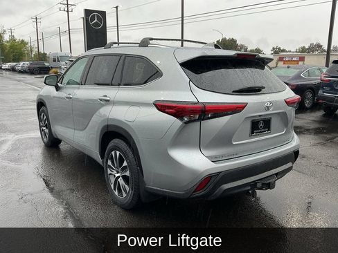 Used 2020 Toyota Highlander XLE AWD/4WD image 11