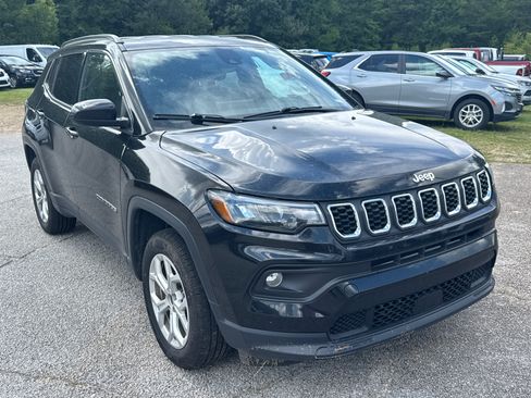 Used 2024 Jeep Compass Latitude AWD/4WD image 3