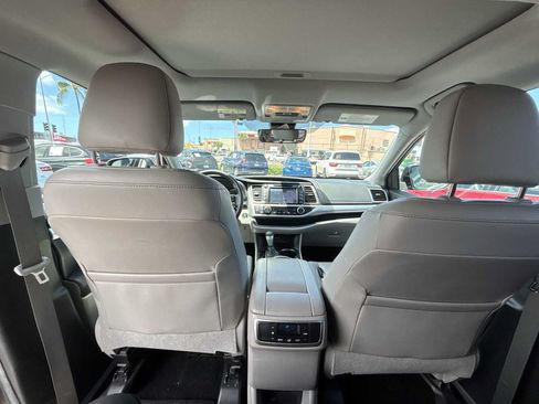 Used 2019 Toyota Highlander SE FWD image 22
