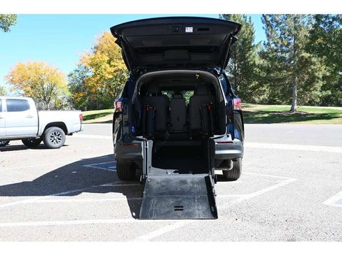 Used 2022 Toyota Sienna XLE image 18