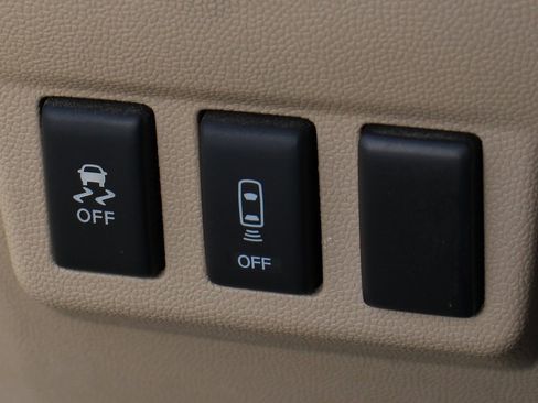 Used 2013 Nissan Titan SV w/ SV Value Truck Pkg image 18