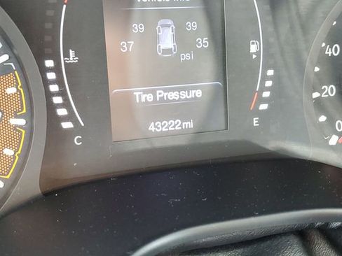 Used 2022 Jeep Compass Latitude FWD image 11