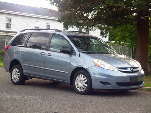 Used 2010 Toyota Sienna LE FWD image 27