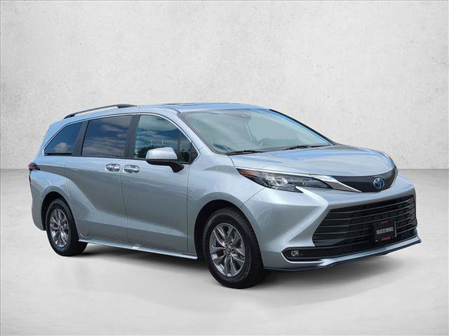 Used 2025 Toyota Sienna XLE FWD image 3