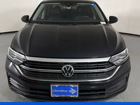 Used 2024 Volkswagen Jetta SE FWD image 4