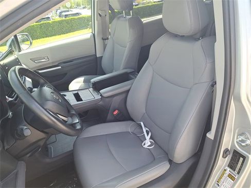Used 2024 Toyota Sienna XLE image 19