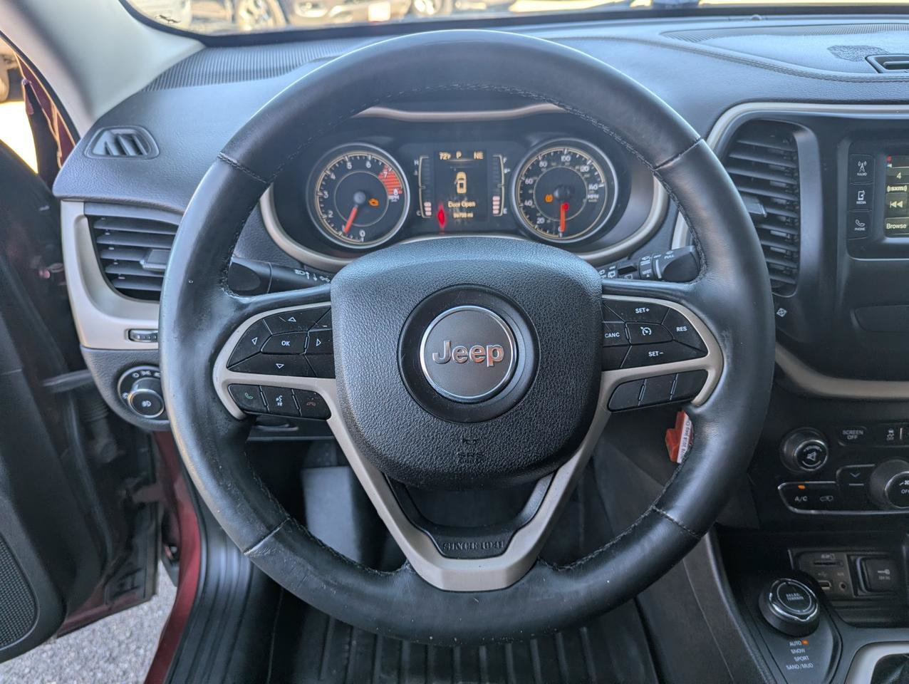 Used 2018 Jeep Cherokee Latitude w/ Cold Weather Group AWD/4WD image 12