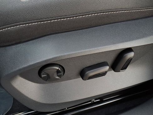 New 2026 Volkswagen Taos SE image 13