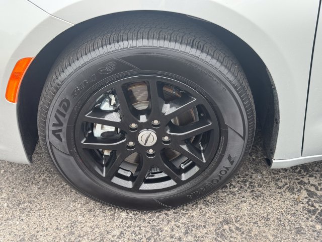 Certified 2024 Chrysler Pacifica Touring-L FWD image 10