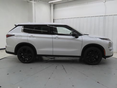 New 2026 Mitsubishi Outlander LE FWD image 2