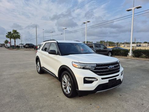 Certified 2023 Ford Explorer XLT w/ Equipment Group 202A image 4