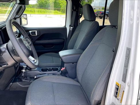Used 2025 Jeep Wrangler Unlimited Sahara AWD/4WD image 18