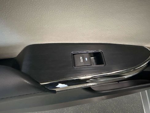 Used 2017 Toyota Avalon Limited w/ Carpet Mat Package image 12