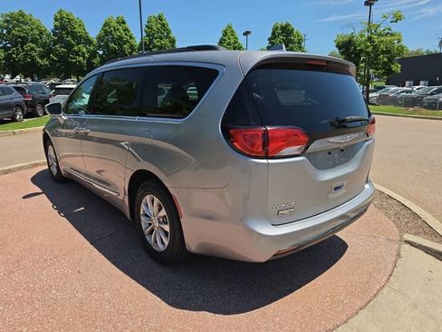 Used 2017 Chrysler Pacifica Touring-L FWD image 3