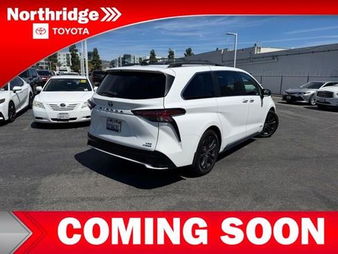 Used 2021 Toyota Sienna XSE w/ XSE Plus Package image 4
