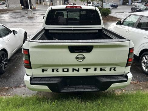 Used 2025 Nissan Frontier SV w/ SV Convenience Package RWD image 3
