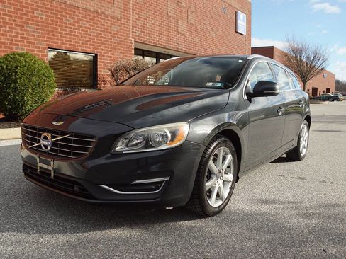Used 2016 Volvo V60 T5 Premier w/ Convenience Package image 3