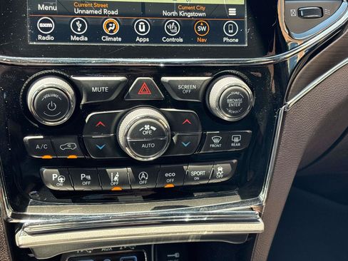 Used 2019 Jeep Grand Cherokee Overland AWD/4WD image 21