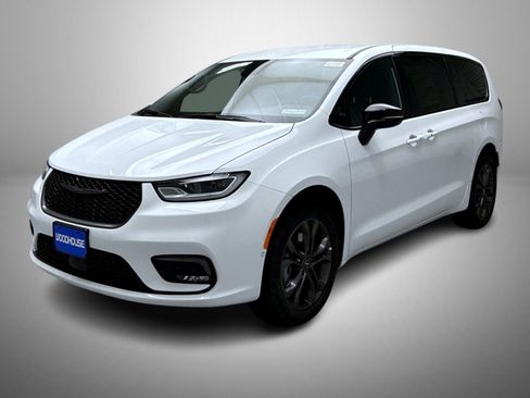 New 2026 Chrysler Pacifica Select image 1