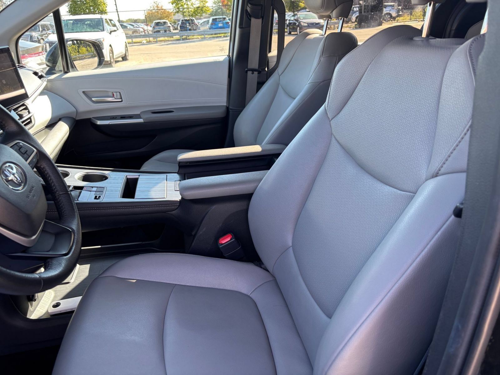 Used 2025 Toyota Sienna XLE FWD image 26