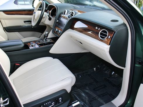 Used 2019 Bentley Bentayga AWD/4WD image 20