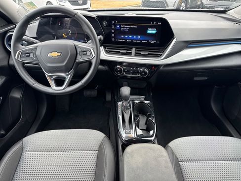 Certified 2025 Chevrolet Trax LT w/ LT Convenience Package image 22