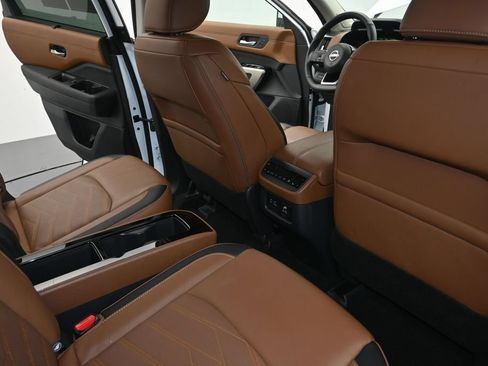 Used 2025 Nissan Pathfinder Platinum FWD image 12