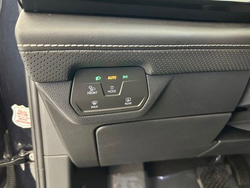 Used 2025 Volkswagen Atlas Cross Sport SE AWD/4WD image 43
