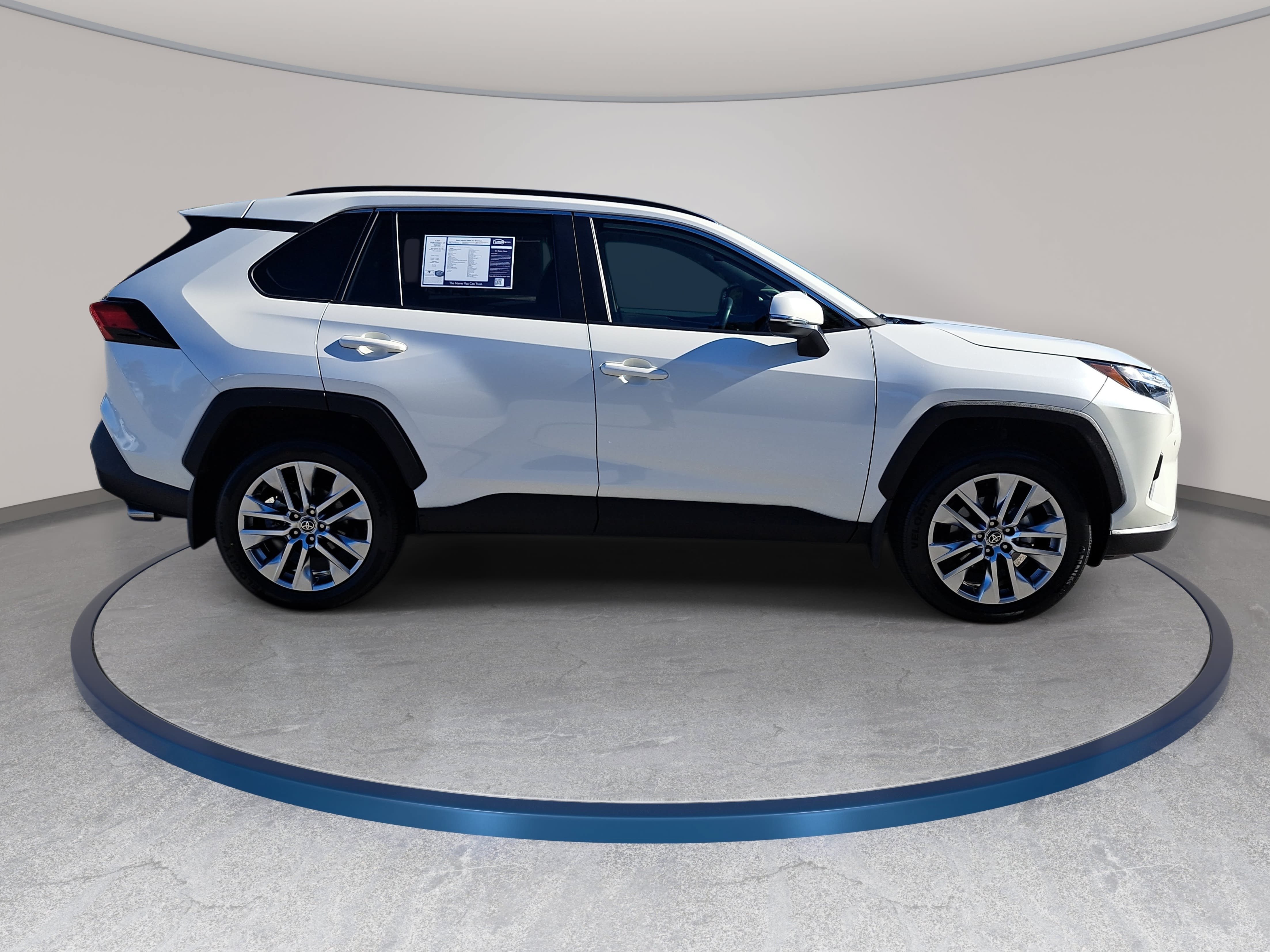 Used 2022 Toyota RAV4 XLE Premium AWD/4WD image 4