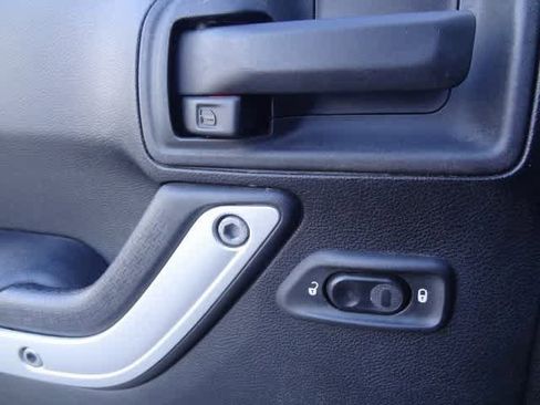 Used 2015 Jeep Wrangler Unlimited Sahara image 16