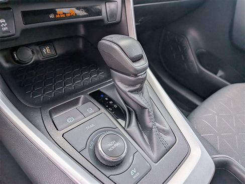 Used 2025 Toyota RAV4 XLE image 18
