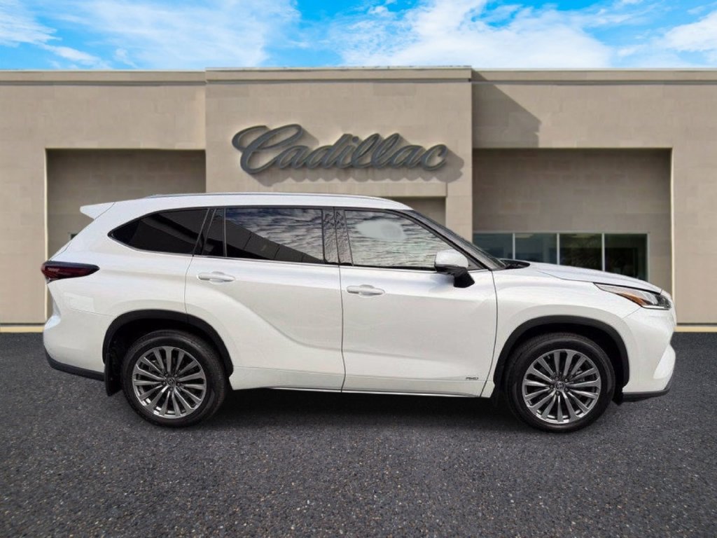 Used 2025 Toyota Highlander Limited AWD/4WD image 2