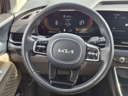 Used 2025 Kia Carnival image 25
