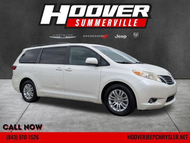 Used 2017 Toyota Sienna XLE Premium FWD image 1