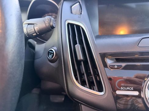 Used 2017 Ford Focus Titanium image 25