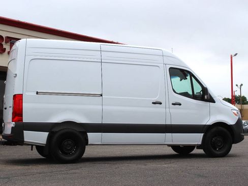 Used 2025 Mercedes-Benz Sprinter 2500 image 3