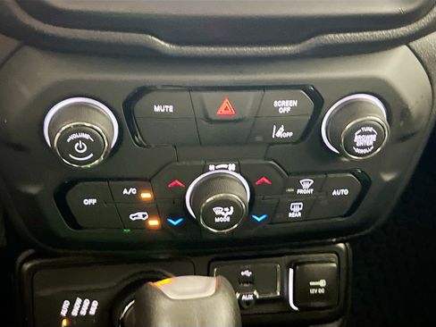 Used 2023 Jeep Renegade Latitude AWD/4WD image 26